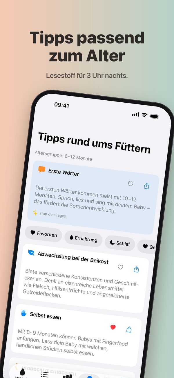 Der Bildschirm „Tipps rund ums Füttern“ für 6–12 Monate, mit dem Tipp des Tages „Erste Wörter“, den Filtern Favoriten, Ernährung, Schlaf und Gesundheit und den Tipps „Abwechslung bei der Beikost“ und „Selbst essen“ (als Favorit gespeichert).