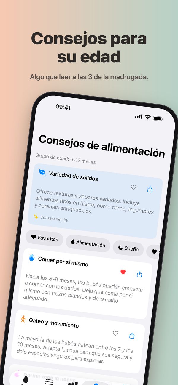 La pantalla Consejos de alimentación para bebés de 6 a 12 meses, con el Consejo del día sobre variedad de sólidos, los filtros Favoritos, Alimentación, Sueño y Salud, y consejos sobre comer por sí mismo (guardado en favoritos) y sobre gateo y movimiento.