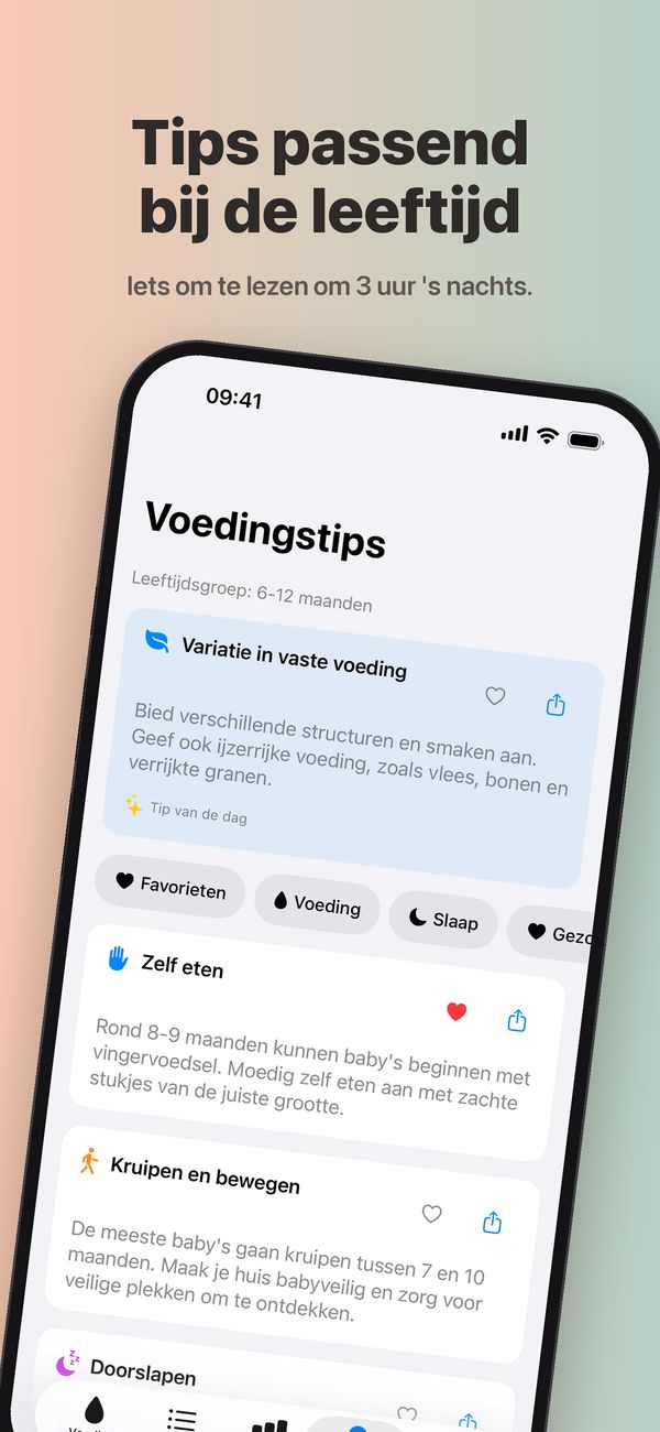 Het scherm “Voedingstips” voor 6–12 maanden, met als tip van de dag variatie in vaste voeding, filters voor Favorieten, Voeding, Slaap en Gezondheid, en tips over zelf eten (bewaard als favoriet), kruipen en bewegen, en doorslapen.