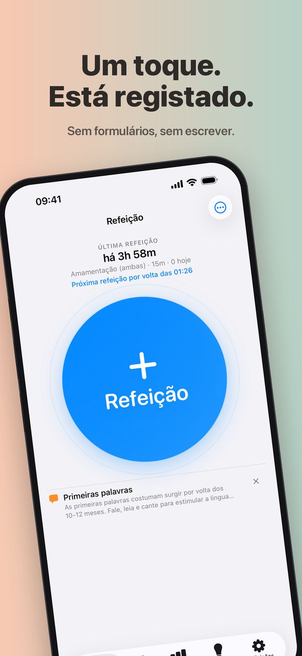O ecrã Refeição do FeedKit: a última refeição há 3 horas e 58 minutos, uma mamada de 15 minutos dos dois lados, «Próxima refeição por volta das 01:26», um grande botão Refeição e, por baixo, a dica «Primeiras palavras».