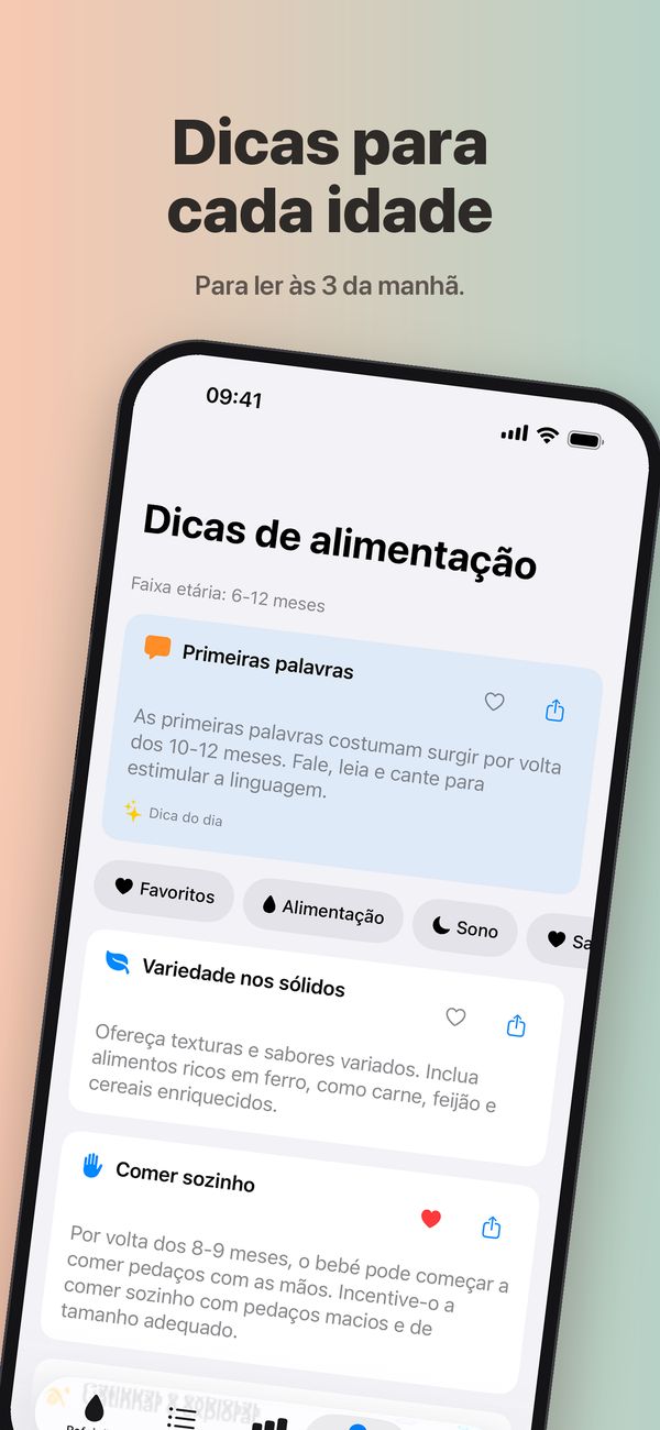 O ecrã Dicas de alimentação para a faixa etária dos 6-12 meses, com a Dica do dia «Primeiras palavras», os filtros Favoritos, Alimentação, Sono e Saúde, e as dicas «Variedade nos sólidos» e «Comer sozinho», esta guardada nos favoritos.