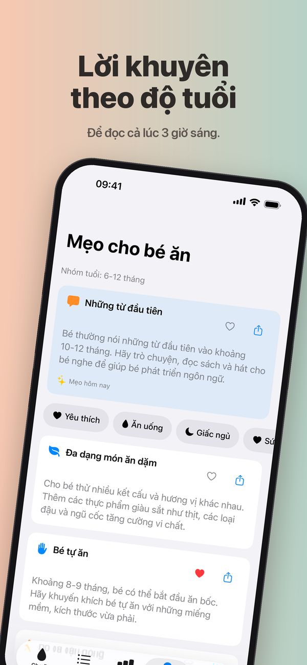 Màn hình “Mẹo cho bé ăn” cho nhóm tuổi 6–12 tháng, với “Mẹo hôm nay” về những từ đầu tiên, bộ lọc “Yêu thích”, “Ăn uống”, “Giấc ngủ” và “Sức khỏe”, cùng mẹo về đa dạng món ăn dặm và mẹo về bé tự ăn (đã lưu vào yêu thích).